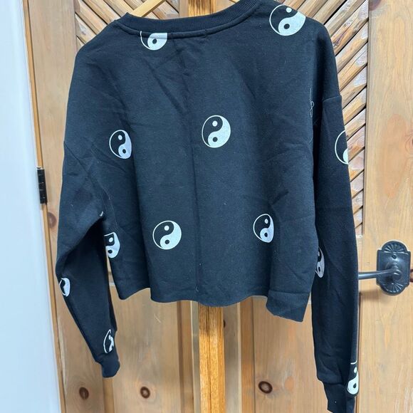 Forever 21 (0X/12/L) Black Yin-Yang Cropped Crewneck Sweatshirt Crop Top - Picture 8 of 11